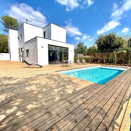 Large House With Swimming Pool Close To Beaches